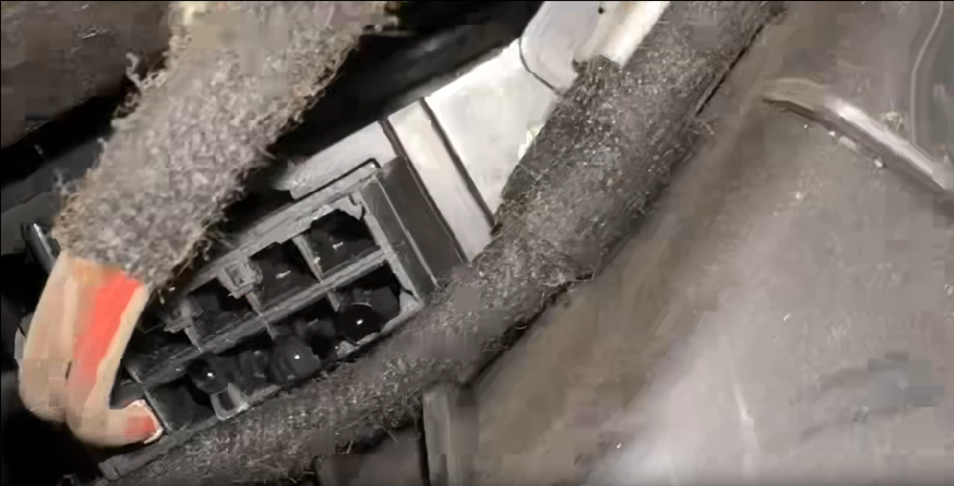 08速腾2.0副驾驶空调部位漏雨2.png